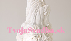 Biela svadobná torta, ktorá je hotovým umeleckým dielom - TvojaSvadba.sk